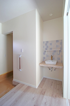 玄関ホールにトイレとオシャレな手洗い場を設けました。洗面室を2階にしたため、帰宅時の手洗いやゲスト用に【遠州鉄道 遠鉄ホーム】