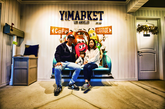 1階にはエアブラシで壁に絵を描いたコーナーも。アメリカで人気が高いテールゲートベンチでくつろげる