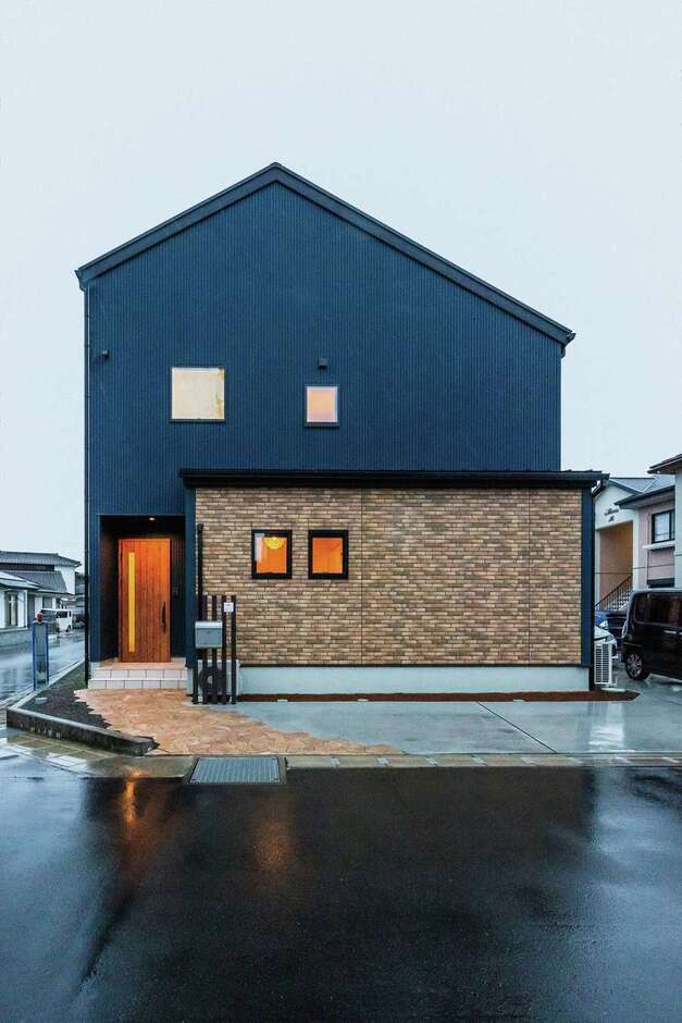 ガルバリウム鋼板とタイル調の外壁により、内部のブルックリンスタイルとリンクする表情に。通り側は閉じた印象。窓のサイズ、位置もじっくりと検討した