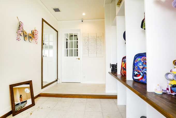 子どもたちが帰宅後、すぐ鞄などを置けるよう玄関にロッカーを造作。左側にはシューズクロークがあり、ガレージともつながっている