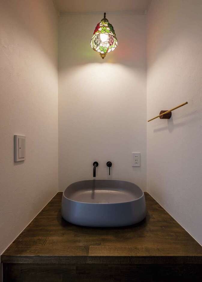 造作の洗面台。水栓金具、照明、タオル掛けなど、ディテールにまでとことんこだわった