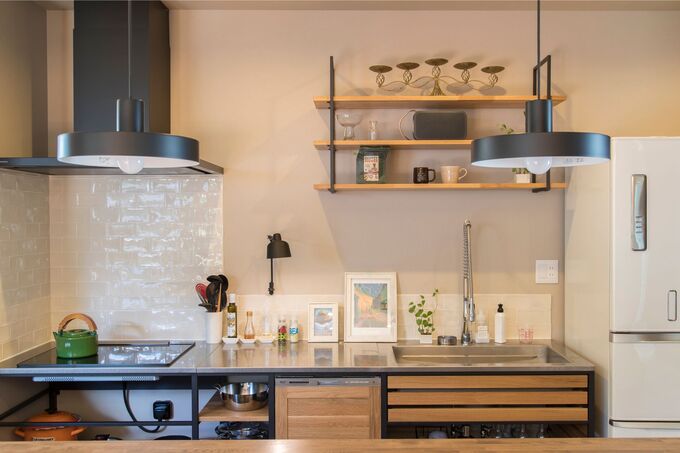 木製キッチンや水栓、手元を照らす照明などにこだわりが詰まっている