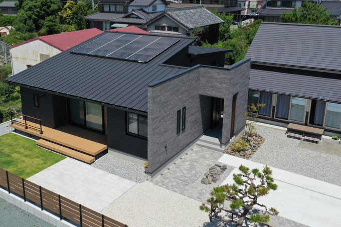 実家の目の前に建てることを想定し、お互いのプライバシーを守るつくりに。テラスは芝生の庭につながり、子どもたちを外で遊ばせるのにぴったり