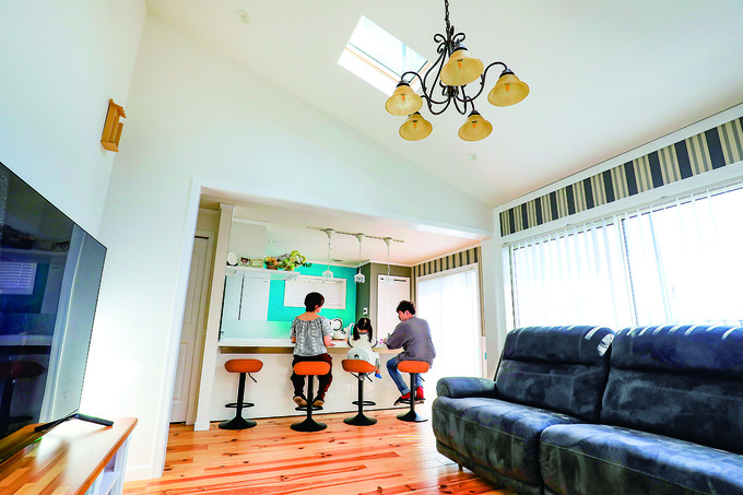 リビングからの眺め。LDKは18畳で、キッチンにカウンターを造作してダイニングテーブル代わりにすることで広々とした印象に