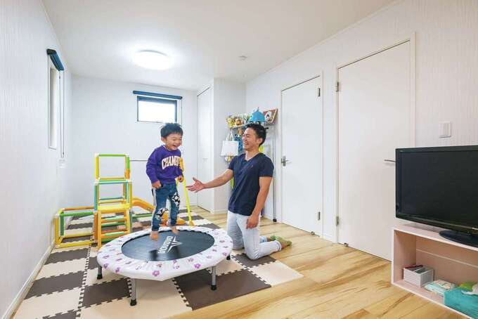2つに分けられる子ども部屋。床はナチュラルなものを選択