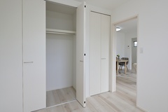居室に設けた2種類の収納。片方は衣類をしまうクローゼットに、片方は季節外の寝具等をしまえる押入タイプに。実際の生活をイメージし、暮らし始めてからも散らからない設計に。