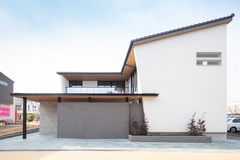 モダンなデザインが特徴的な住宅の外観。シンプルながらも洗練されたファサードが印象的で、周囲の街並みに溶け込んでいる。【日本ハウスホールディングス 岐阜】