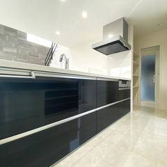 モダンでシンプルなデザインのキッチン。黒を基調とし、スタイリッシュな雰囲気を醸し出している。備え付けの収納も充実し、機能的で使いやすい。