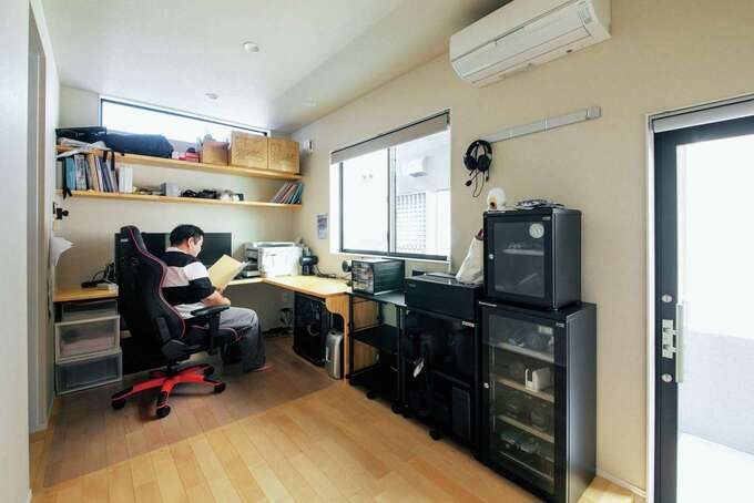 専用の玄関を設け、キッチン、水回りへと別々にアクセスできるご主人の仕事部屋