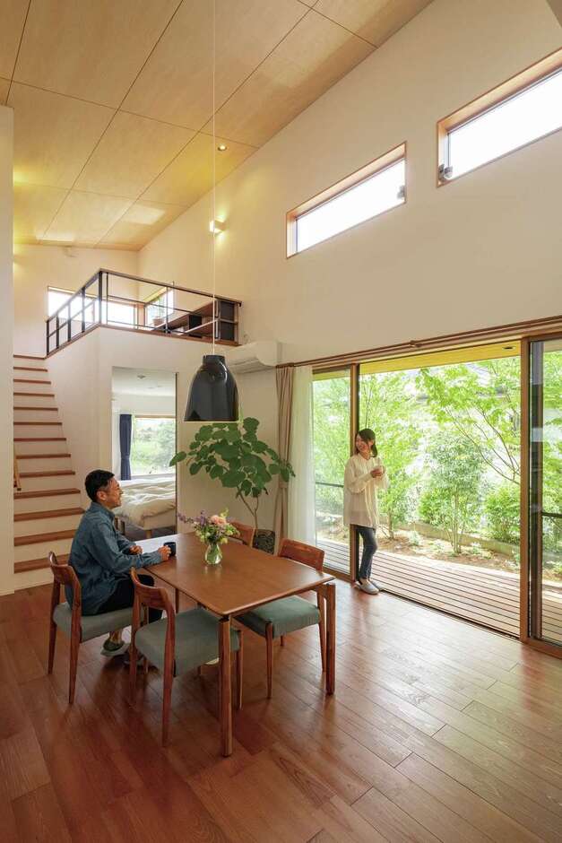 平屋であることを忘れてしまうほど開放感に満ち溢れたLDK。大開口を開け放つと、額縁で切り取った絵画のように美しい庭が広がる