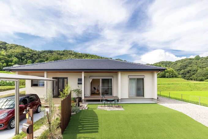 隣が広大な田園で景色はいいものの、夏場はジメジメしていたというS邸。スイス漆喰を取り入れることで湿気の悩みを解消。また断熱材にもこだわって気密性と断熱性を高めた