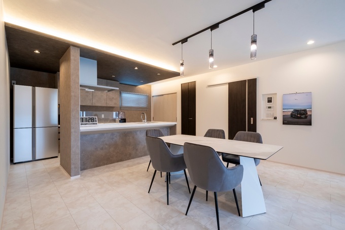 モダンなデザインのリビングダイニング。落ち着いたカラーリングが特徴で、全体的に広々とした印象を与える。