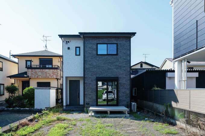 グレーと白のツートンカラーで、シンプル＆モダンに仕上げた外観。太陽光発電を搭載し、低燃費で快適な暮らしを実現した