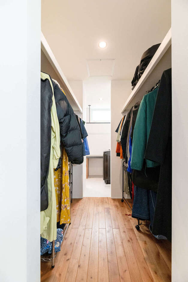 家族の衣類がたっぷり収納できるクローゼット。バスルーム、洗面、クローゼット、寝室とつながる2階フロアの回遊動線が、家事の時短に貢献する