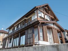 『スカイグラウンド』のモデルハウスを参考にデザインした和モダンテイストの外観デザイン。住居と助産院それぞれの玄関を設け、家族とお客さまそれぞれのプライバシーを確保している【スカイグラウンド】