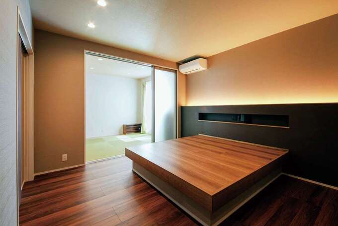 ベッドを造作した主寝室。奥の畳敷の和室は奥さまの書斎