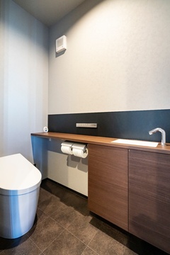 木目調のカウンターを備えた、落ち着いた印象のトイレ空間。機能性と上質さが調和したデザイン。【クレバリーホーム愛知・三重・岐阜（住生活研究所）】