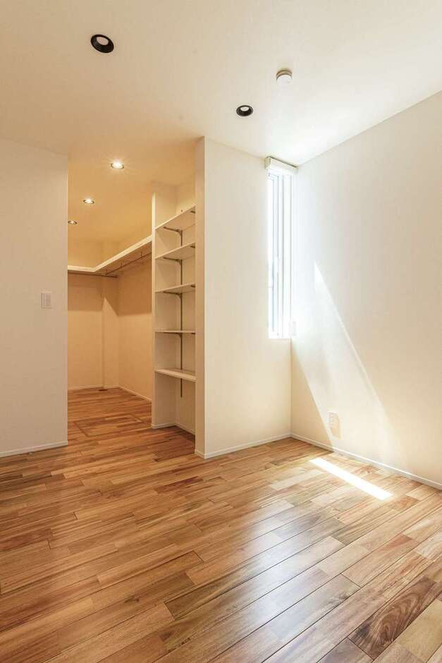 寝室も、入り口やウォークインクローゼットの仕切り戸をなくして、開放的な空間に