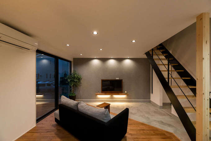 日中とはガラリと変わる夜の雰囲気。室内の間接照明にもこだわるご主人が具体的に要望を伝え、幻想的な空間が完成した