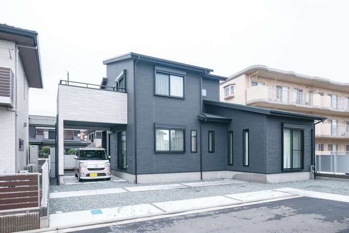 ポーチの屋根は雨の日の乗り降りに加え、夏のプールやベランダでのリラックスにも活躍