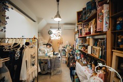 元々雑貨屋さんや洋服のリメイク屋さんをしていたI様。
この空間は至るところに小さな発見がある、ちっちゃなお店みたいでした。夜の静かな時間に、孫のズボンやシャツ等の洋服を作ったり、マスクを作ったり。「このミシン台から見れる景色が好きなの」とI様。
お孫さんがくると、アトリエはさながらお店に変身。絵本を手に取って地べたに座って読んだり、お人形で遊んだり、最近はお孫さんが展示品のレイアウトを変えたことも気付いてくれると嬉しそうに語ってくれました。【スタジオCoCo-Li】