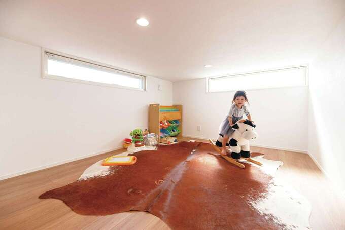 大収納スペースを小屋裏に確保。ガレージで保管予定だったものまですべて収まってしまうほど広々。固定階段で荷物の出し入れも楽々だ
