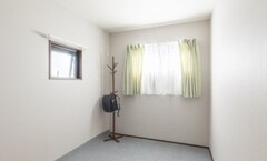 シンプルで機能的なデザインの子ども部屋。勉強や遊びに最適な落ち着いた空間を作り出している。【ユースタイルハウス　上村建設】