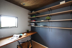 テレワークや趣味の釣り道具の手入れをする場所として作ったご主人の書斎。注文住宅だからこそ叶えられた秘密基地だ。稼働棚やコンセントの位置にもこだわったデスクカウンターなど、ひとつ一つに、使いやすさを考えた設計が施されている【花みずき工房】