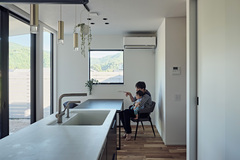 外を眺めて食事ができるダイニング【平屋建築ブルーハウス】