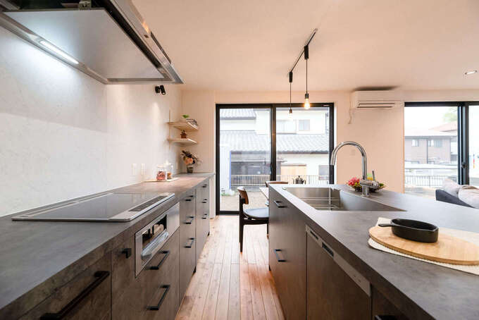 家具のようにすっきりと洗練されたデザインが上質感を醸す「GRAFTEKT（グラフテクト）」のキッチン。「この家にはこのキッチンが似合う」という建築家からの提案で取り入れた、奥さまのお気に入り