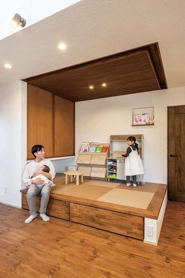 和紙畳の小上がり。天井は板張りに