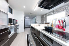 キッチン背面には機能的な収納を。スペースにゆとりがあるので、将来、娘と一緒に料理やお菓子づくりをするのも楽しみ