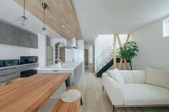 シンプルモダンな空間に木のぬくもりをプラスしたLDK。階段のアイアンとグリーンが空間のワンポイントに