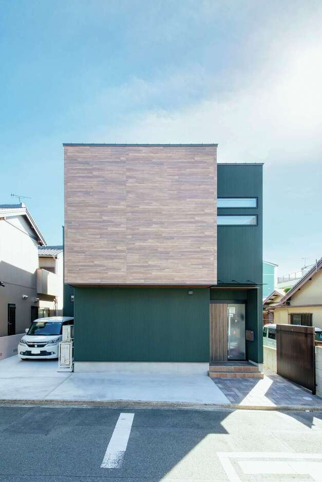 モスグリーンのガルバリウムとサイディングが融合した外観。北玄関で室内の日当たりを心配していたが、東側から十分な光をとることができた