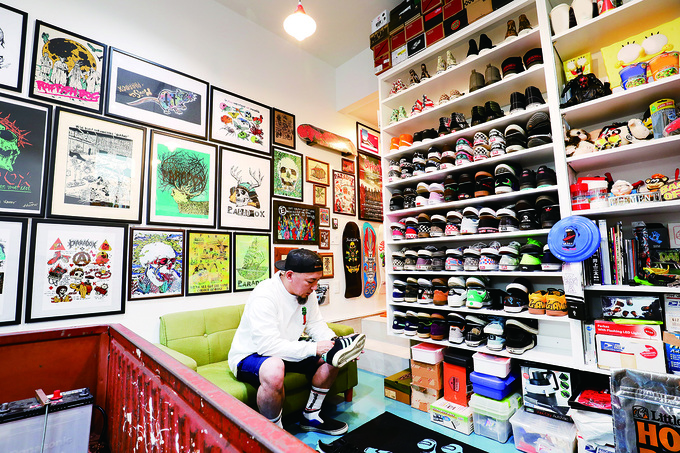 インナーガレージの一角に、スケボーシューズやドローイングアートなどを飾る空間を設けている