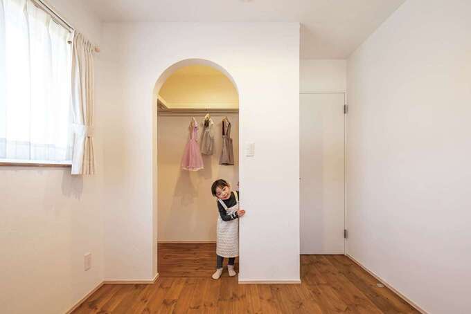 子ども部屋にはアーチ壁のウォークインクローゼットを
