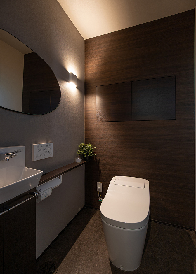 トイレのクロスと照明もホテルライクに