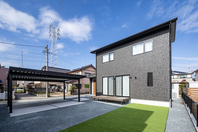 広々とした庭がある二階建て住宅の外観。シンプルでモダンなデザインが際立ち、家族がのびのびと過ごせる環境を提供