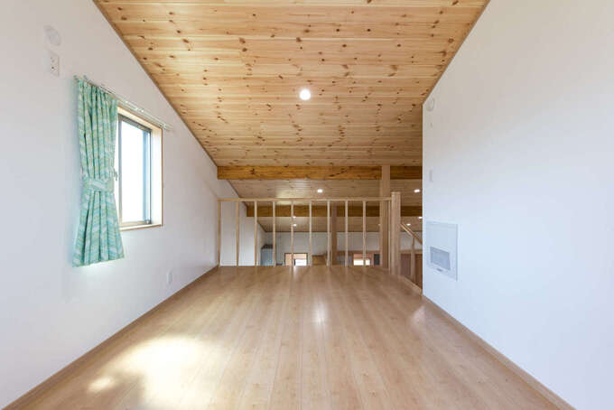 2階はロフト仕様に。天井が高くなり吹き抜け効果も抜群。場合によっては一部屋を用意できるスペースも設け、可変性を持たせてある