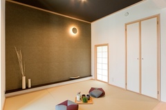 落ち着いた色合いの和室。伝統的な要素を取り入れながらも、モダンな照明で居心地の良さを演出している。【ビーバーハウス】