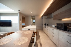 カップボードと下がり天井で水平ラインが際立ち、奥行き感のある空間に。【アイデザインホーム東海支店】