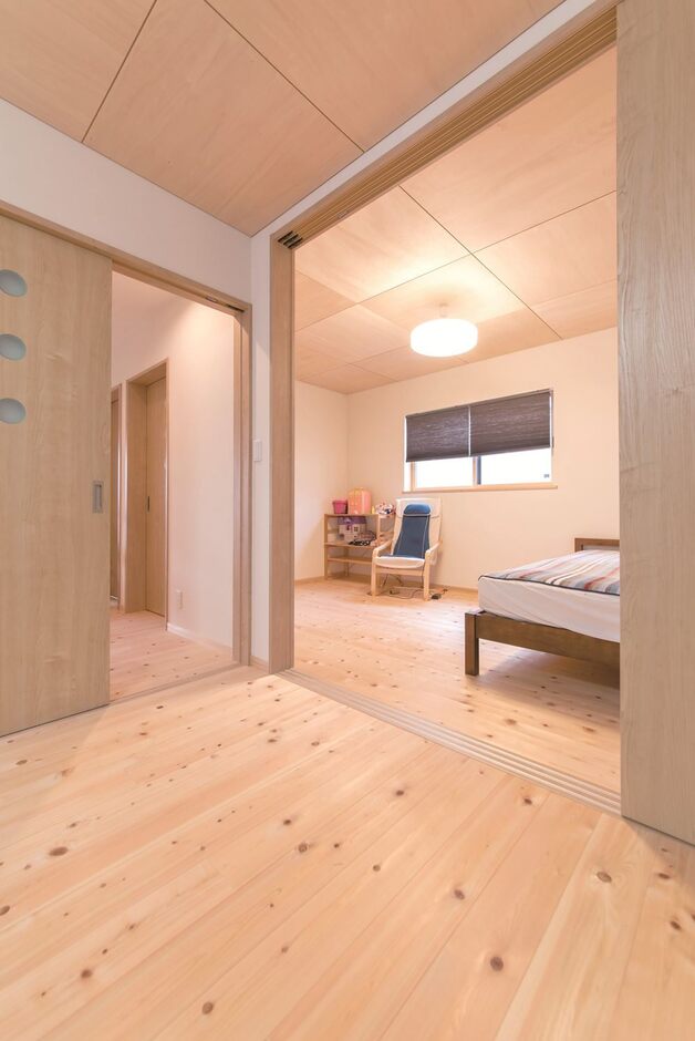 2階の居室は建具で仕切り、可変性と開放感を持たせた