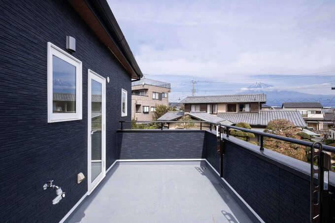 広々としたベランダは、家庭菜園やガーデニング、バーベキューなど多彩に楽しめる。洗濯物を干すスペースもたっぷり