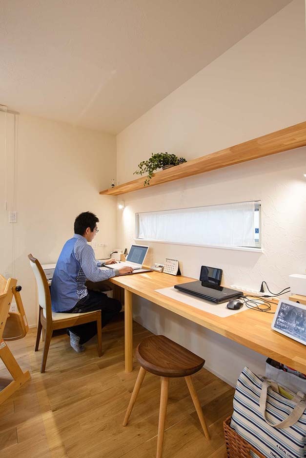 リビングのスタディスペースは、2人並んでも十分な広さ。PC作業や家事をしながらの書き物にも便利に使える