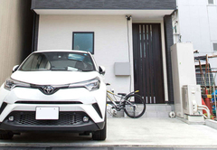 駐車は2台可能。玄関の軒天井を壁に合わせて白にすることで、優しい印象の玄関ポーチに