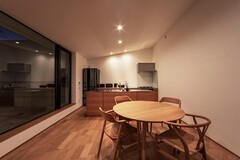 木のぬくもりを感じられる一体感のある空間。デザイン性と使いやすさの両立を兼ね備えたオーダーキッチン。
