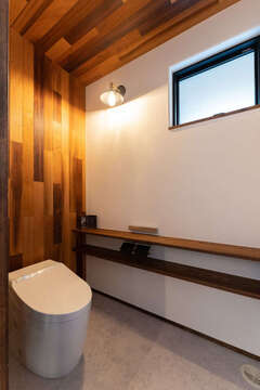 カフェのトイレをイメージ。背面と天井に張ったレッドシダーが、ブラケット照明が生み出す情景に美しく映える【バルハウス】
