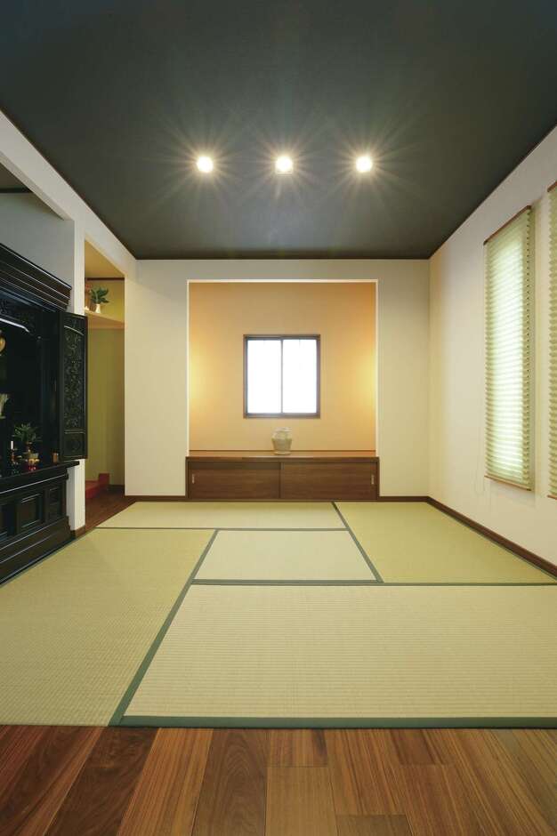 和室正面には、四角い開口と正方形の障子戸を取り付けた。間接照明の彩りも加わり、凛とした佇まいに