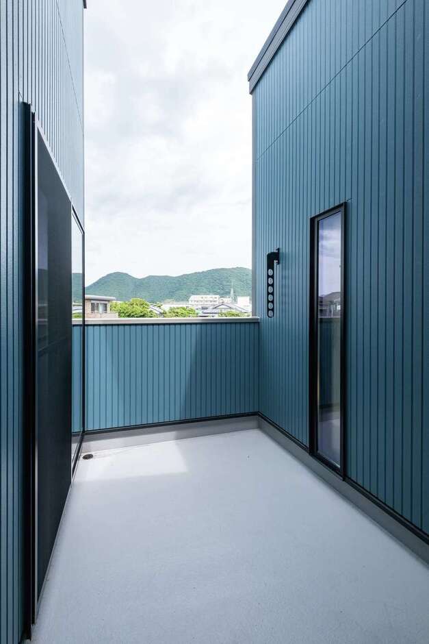 約3畳の広いバルコニー。家族全員分の洗濯物も余裕で干せる
