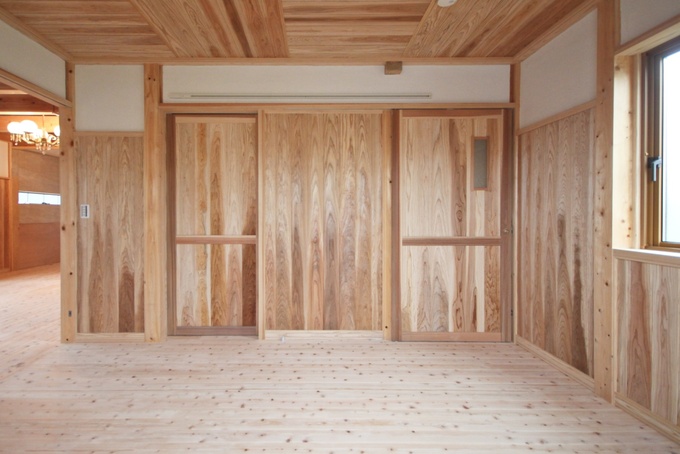 木材をふんだんに使用した居室。自然素材が生み出す落ち着いた空間が広がる